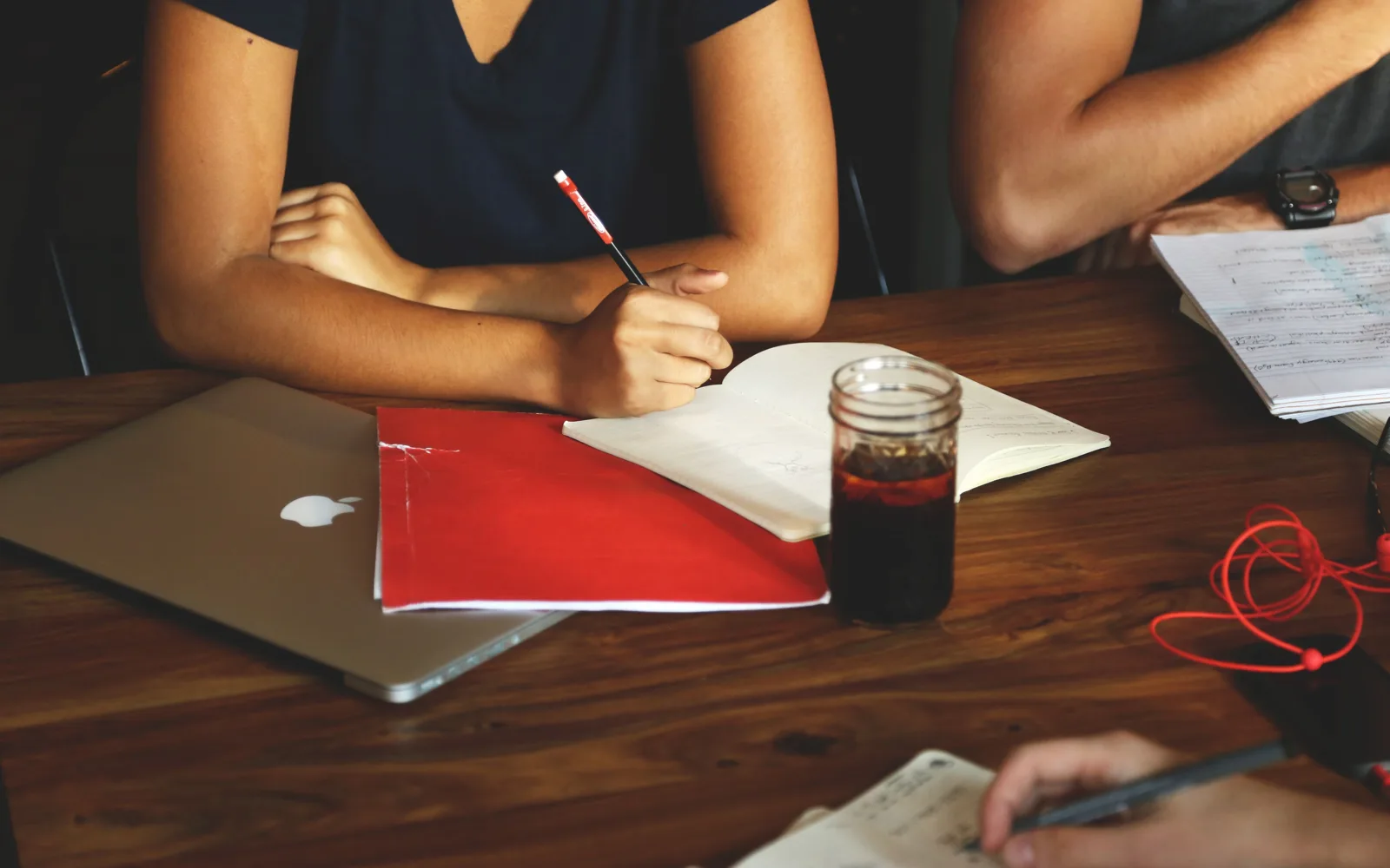 La rédaction réunie autour d’un même support de travail