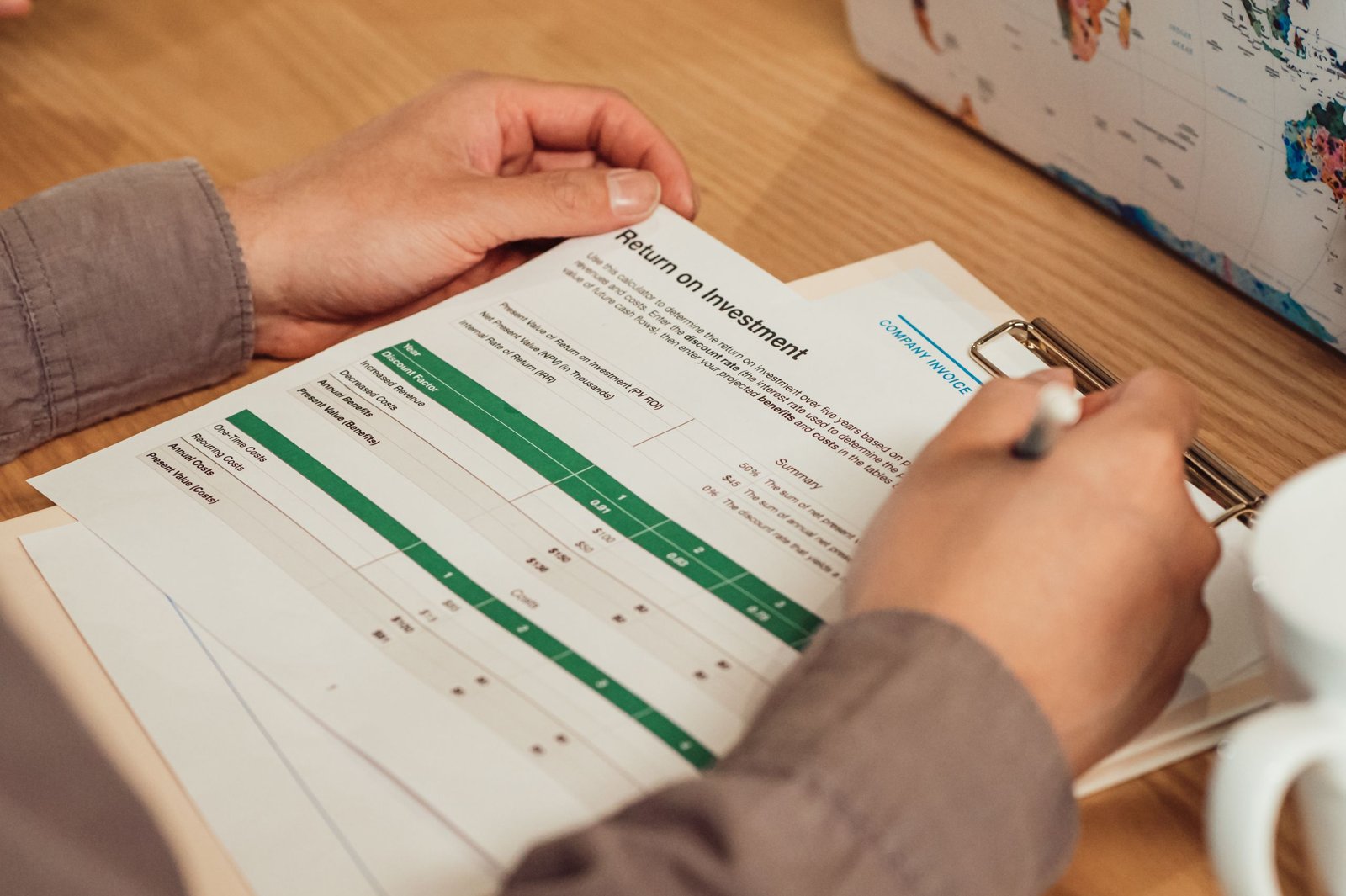 Graphique en barres comparant le rendement d'un fonds en euros et d'un contrat multisupport, sur fond clair